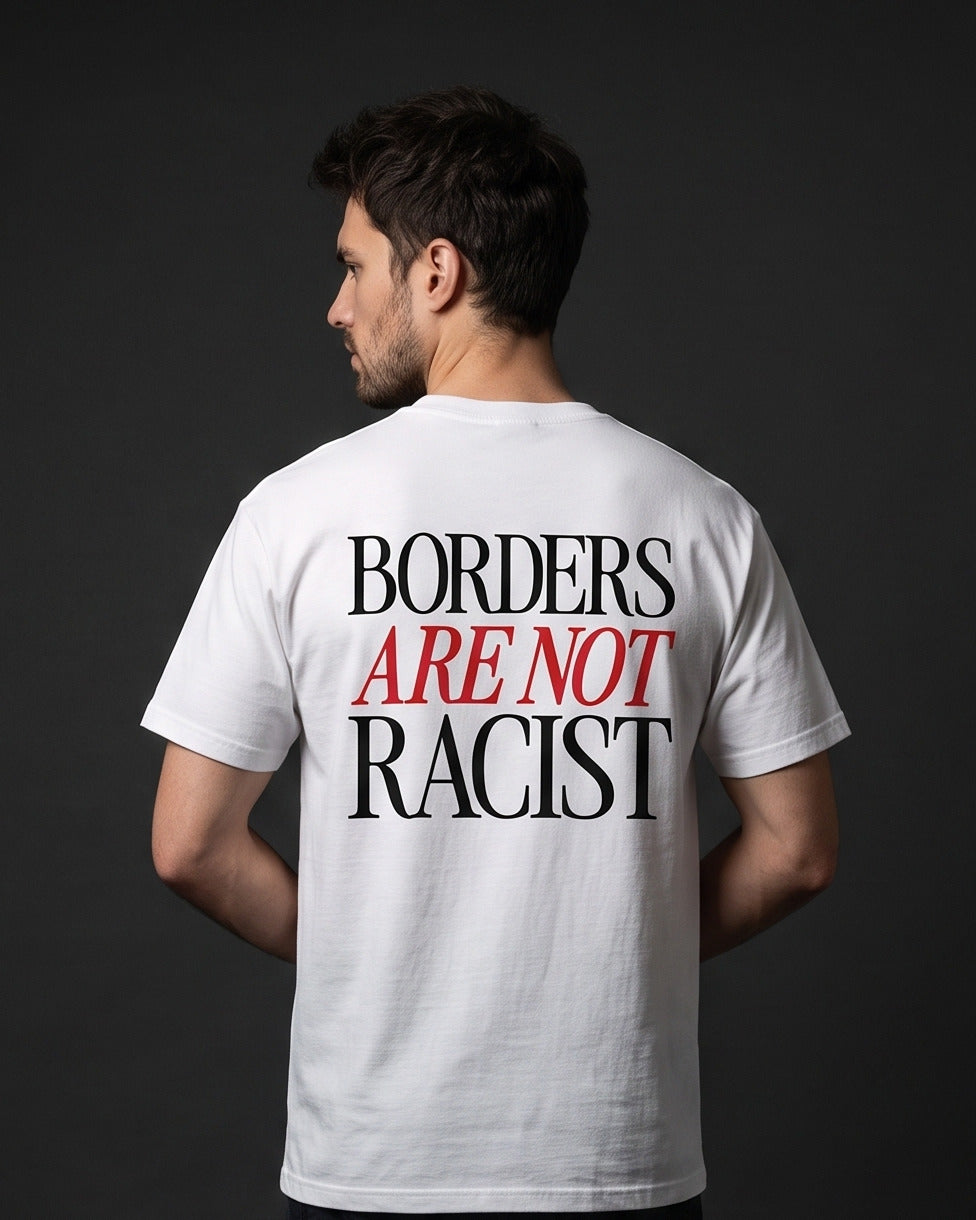 Mann trägt das WORN OPINIONS T-Shirt Borders are not racist in Weiß von hinten, Rückenprint Borders are not racist
