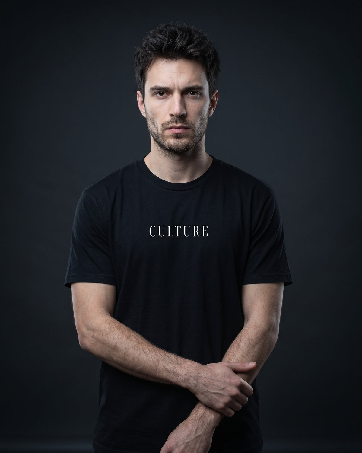 Mann von vorne in schwarzem T-Shirt mit dem Brustprint 'Culture'