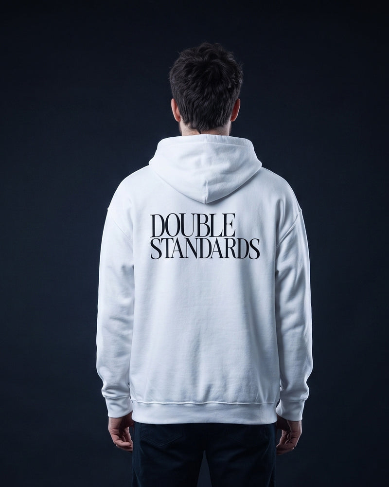 Mann in weißem Hoodie mit dem Print 'DOUBLE STANDARDS' auf dem Ruecken