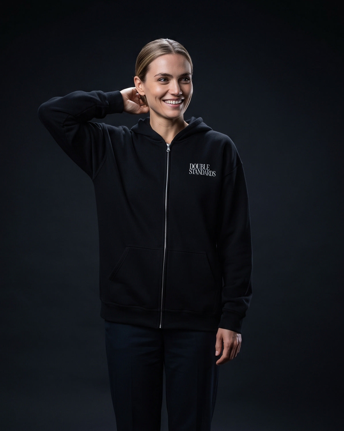 Frau trägt schwarzen Zip-Hoodie mit kleinem Brustprint "Double Standards"