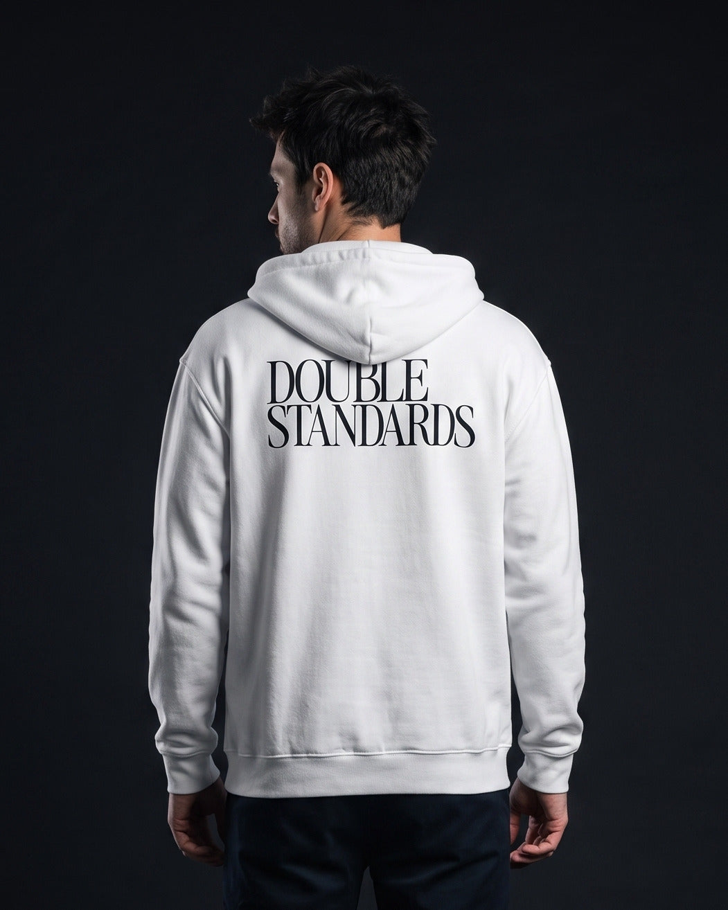 Mann trägt weißen Zip-Hoodie mit dem großen Rückenprint "Double Standards"