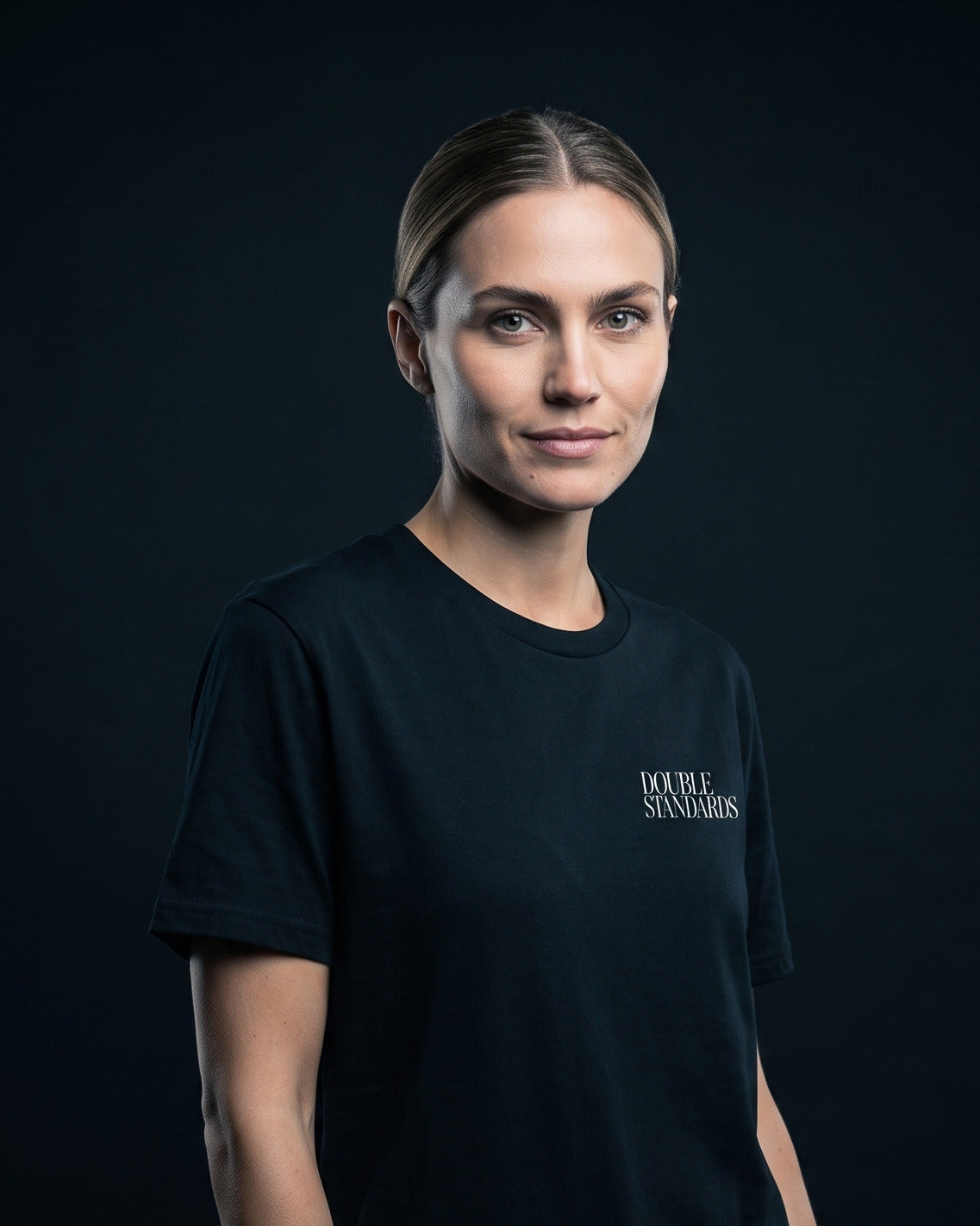 Frau trägt das WORN OPINIONS T-Shirt Double Standards in Schwarz von vorn, kleiner Brustprint Double Standards