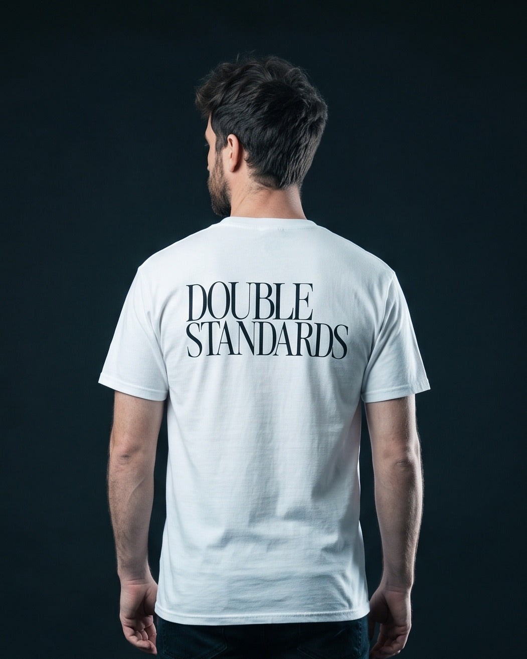 Mann trägt das WORN OPINIONS T-Shirt Double Standards in Weiß von hinten, Rückenprint Double Standards