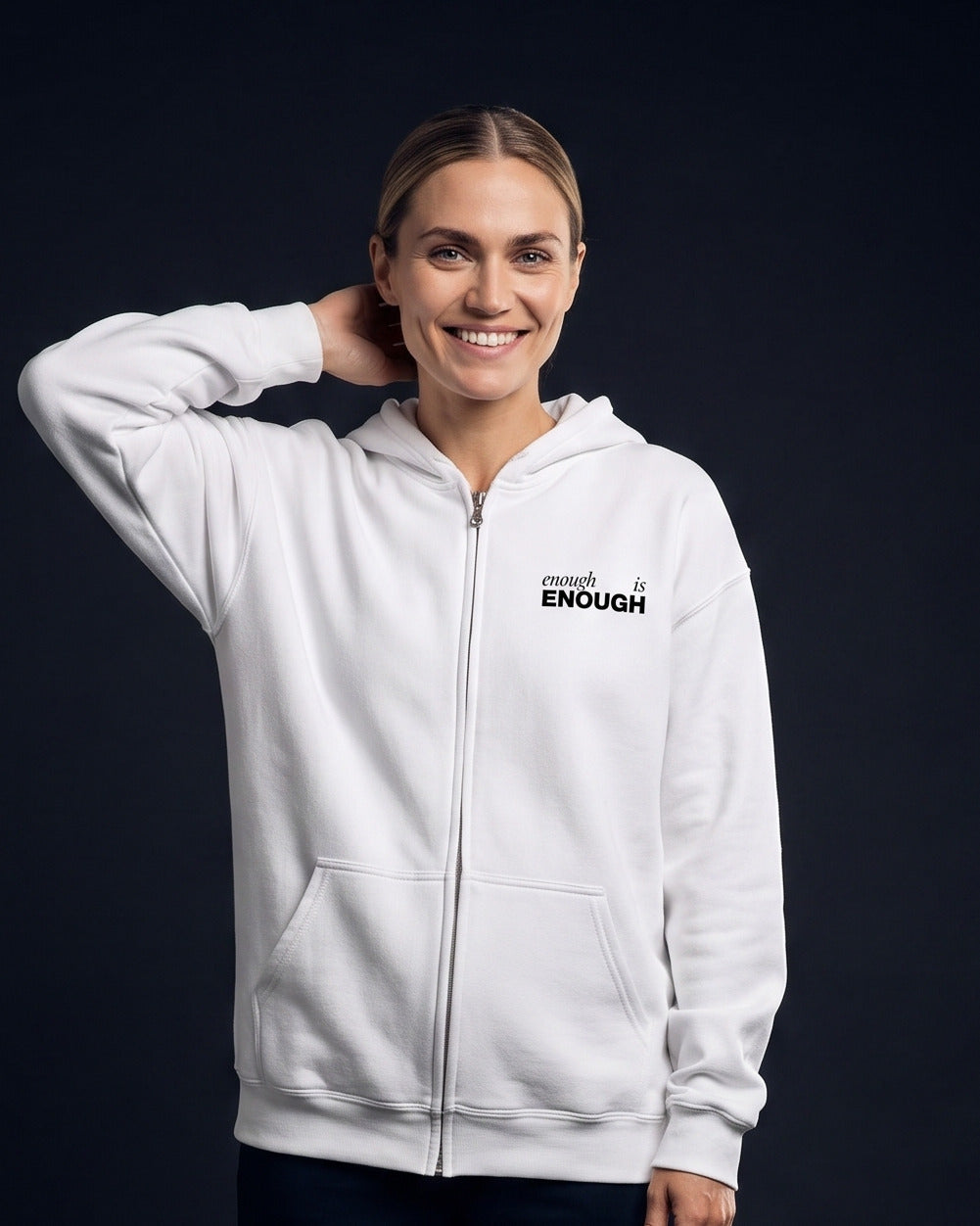 Frau traegt weissen Zip-Hoodie mit kleinem Brustprint 'enough is ENOUGH'