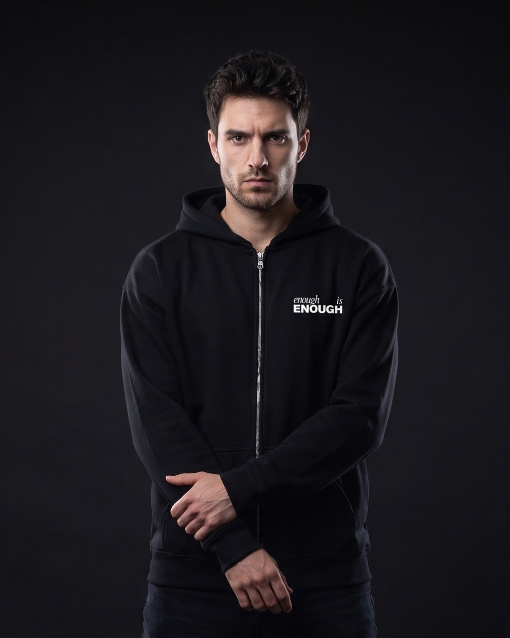 Mann traegt schwarzen Zip-Hoodie mit kleinem Brustprint 'enough is ENOUGH'