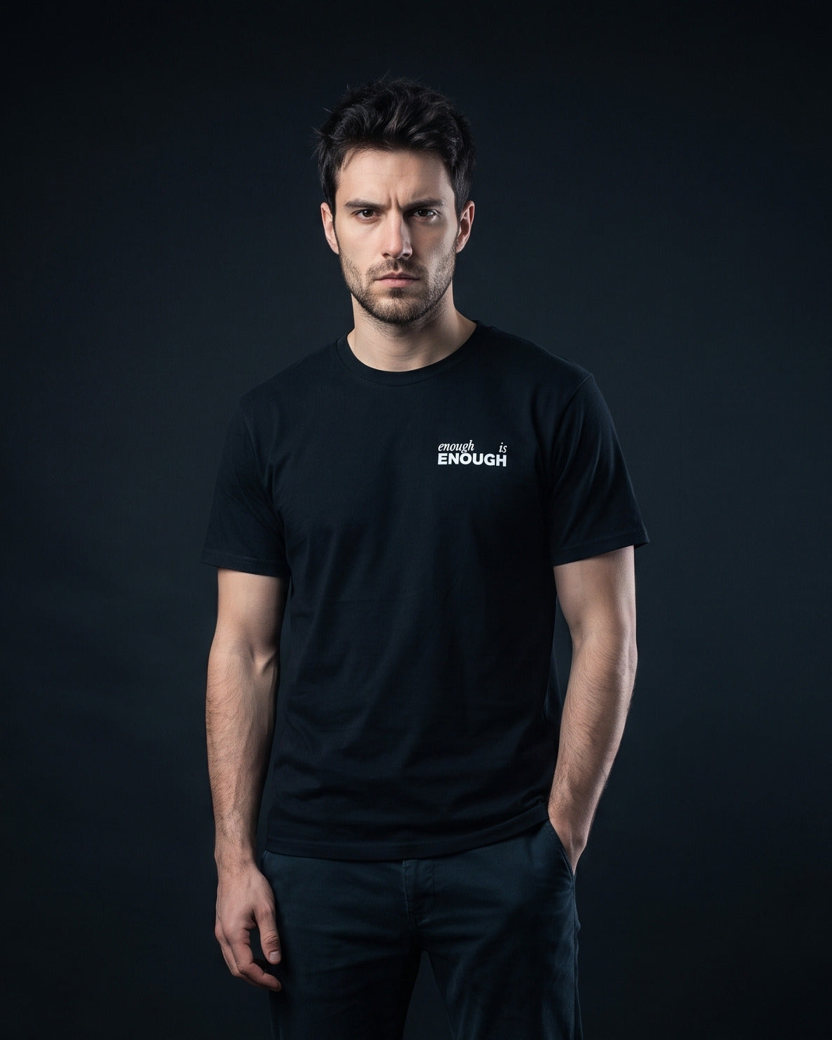 Mann trägt das WORN OPINIONS T-Shirt Enough is enough in Schwarz, Brustprint enough is ENOUGH