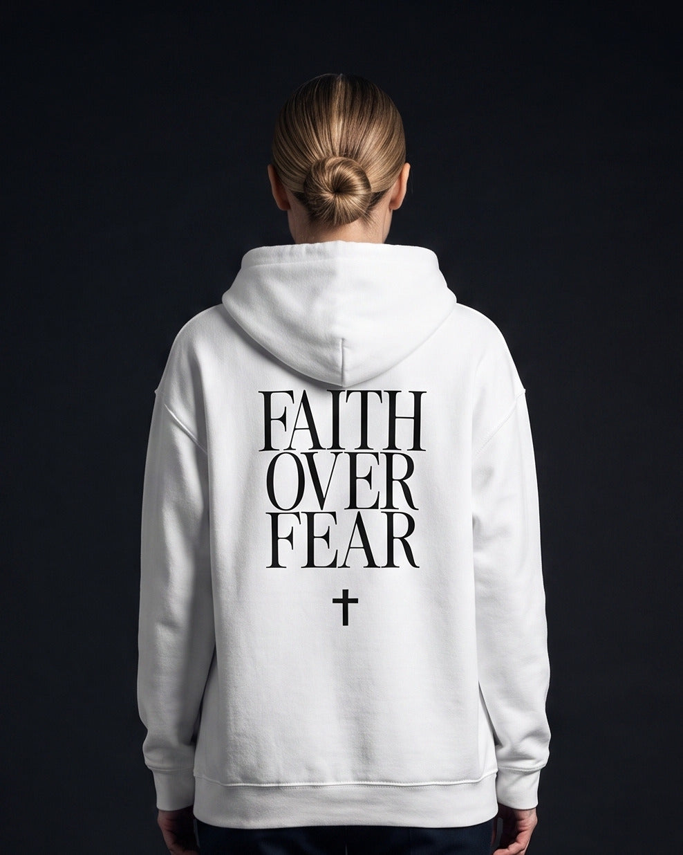 Frau trägt den WORN OPINIONS Hoodie Faith over Fear in Weiß von hinten, Rückenprint Faith over Fear mit Kreuz-Symbol