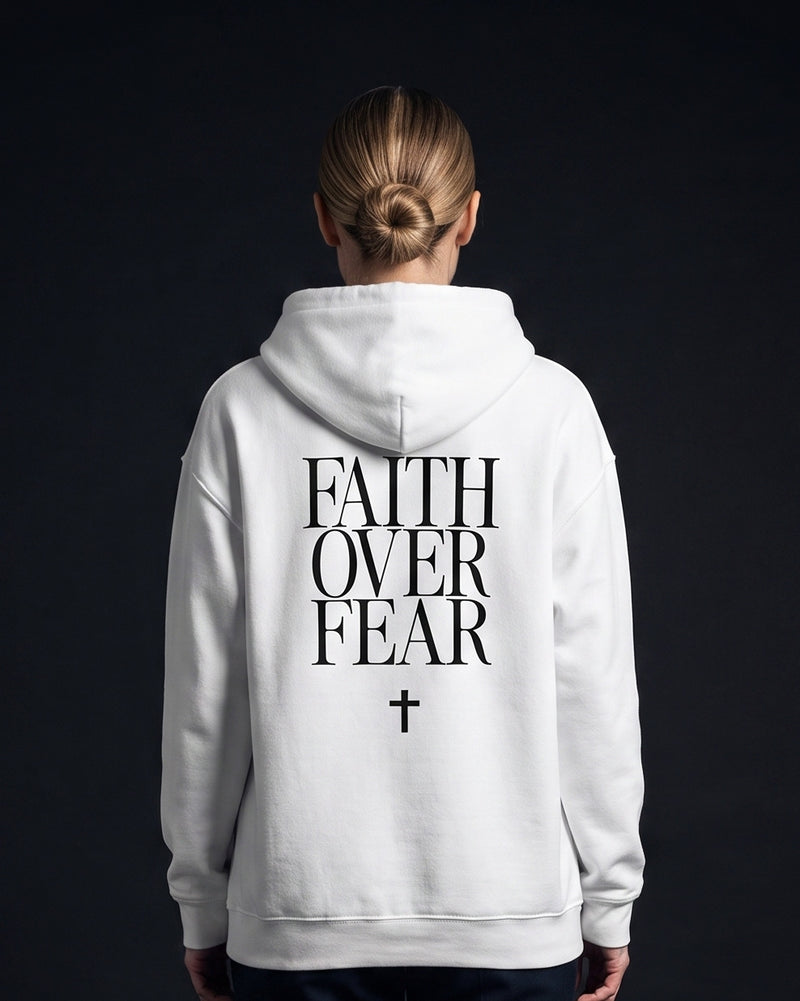 Frau trägt den WORN OPINIONS Hoodie Faith over Fear in Weiß von hinten, Rückenprint Faith over Fear mit Kreuz-Symbol