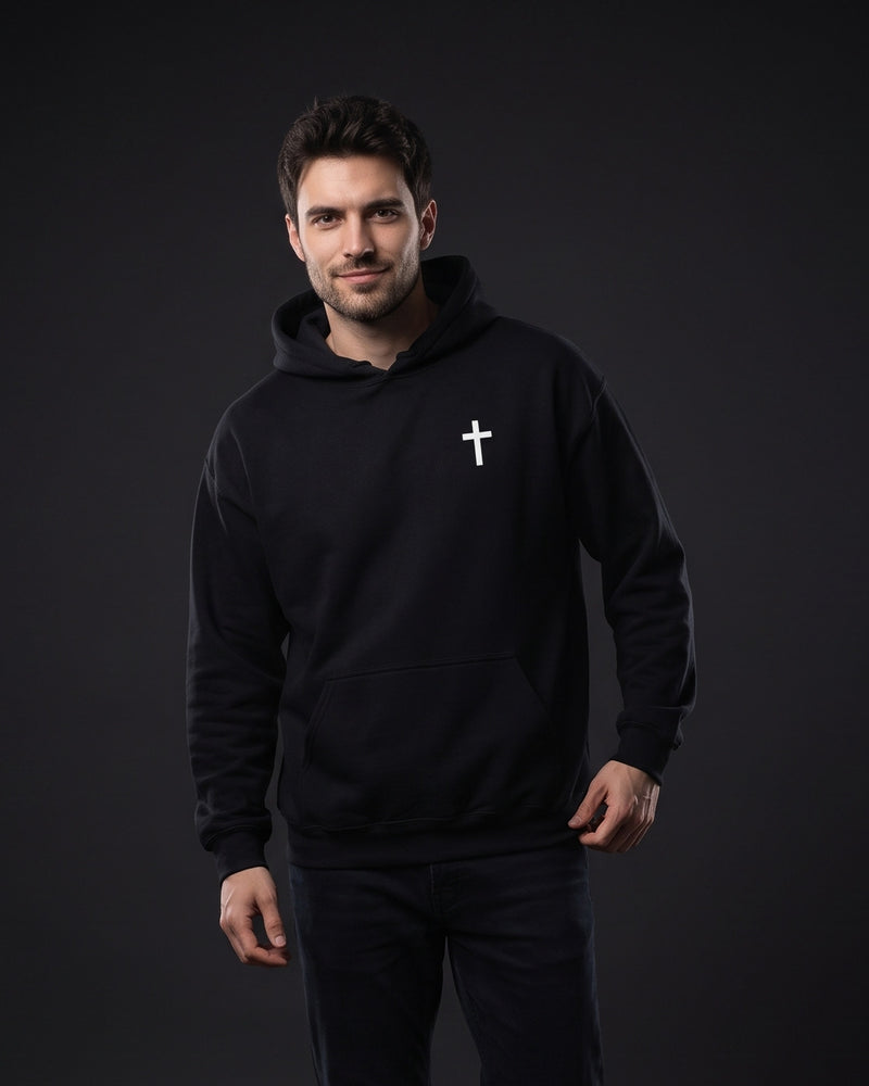 Mann trägt den WORN OPINIONS Hoodie Faith over Fear in Schwarz von vorn, kleines Kreuz-Symbol auf der Brust