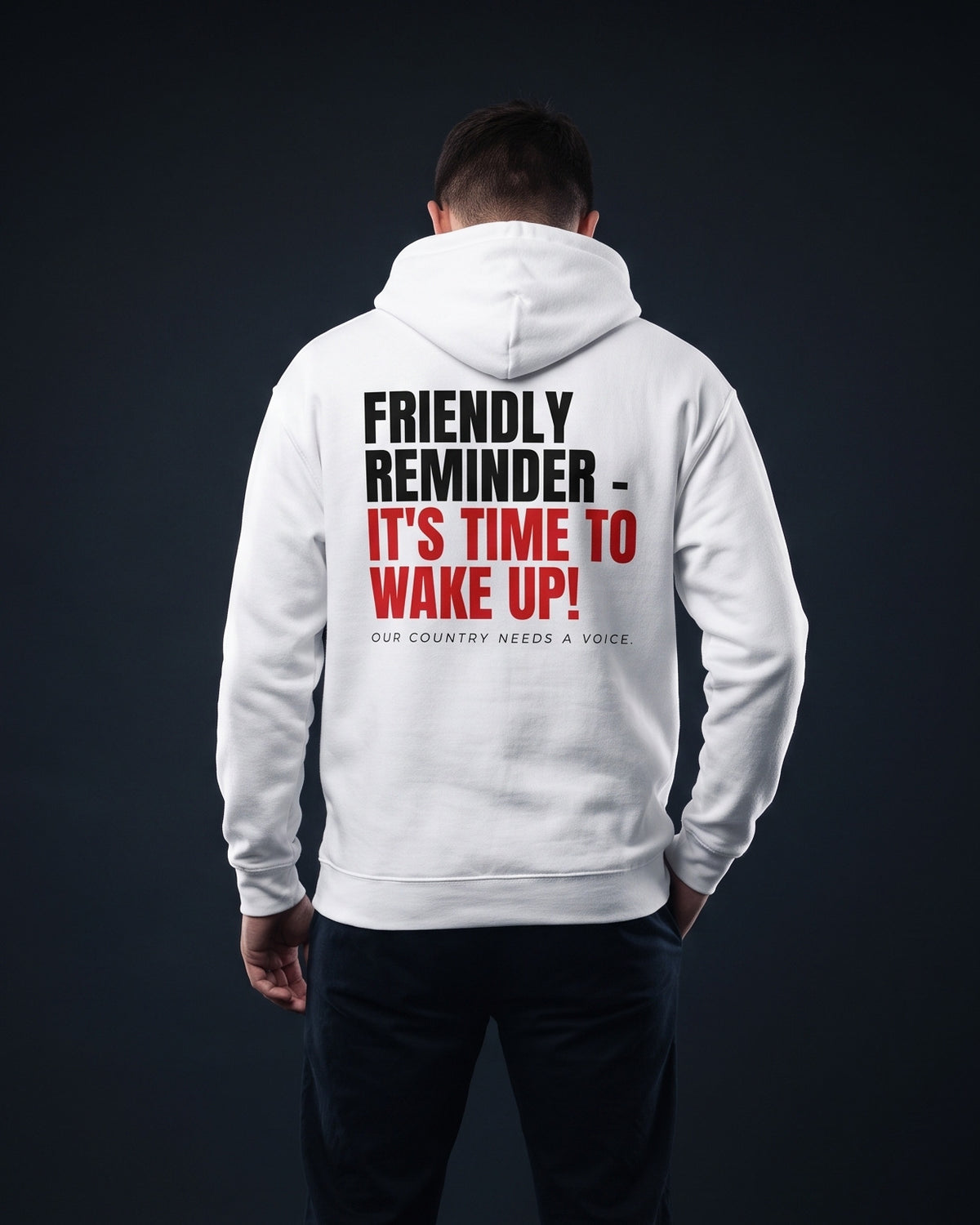 Mann traegt den WORN OPINIONS Hoodie Friendly Reminder in Weiss von hinten, Rueckenprint Friendly reminder - it's time to wake up! Our country needs a voice.