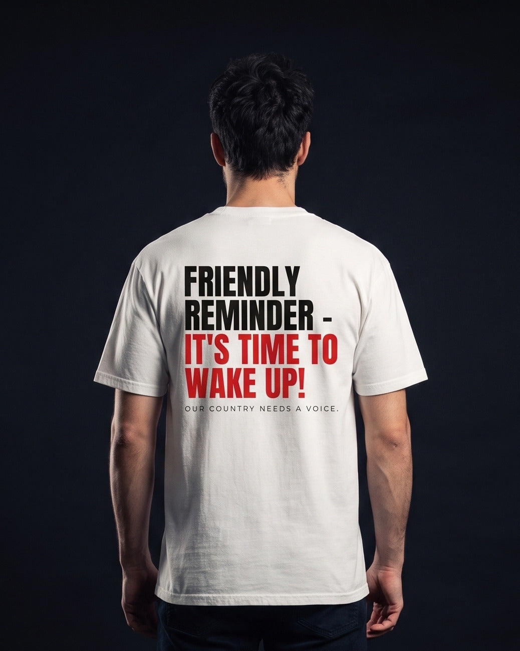 Mann traegt das WORN OPINIONS T-Shirt Friendly Reminder in Weiss von hinten, Rueckenprint Friendly reminder - it's time to wake up! Our country needs a voice.
