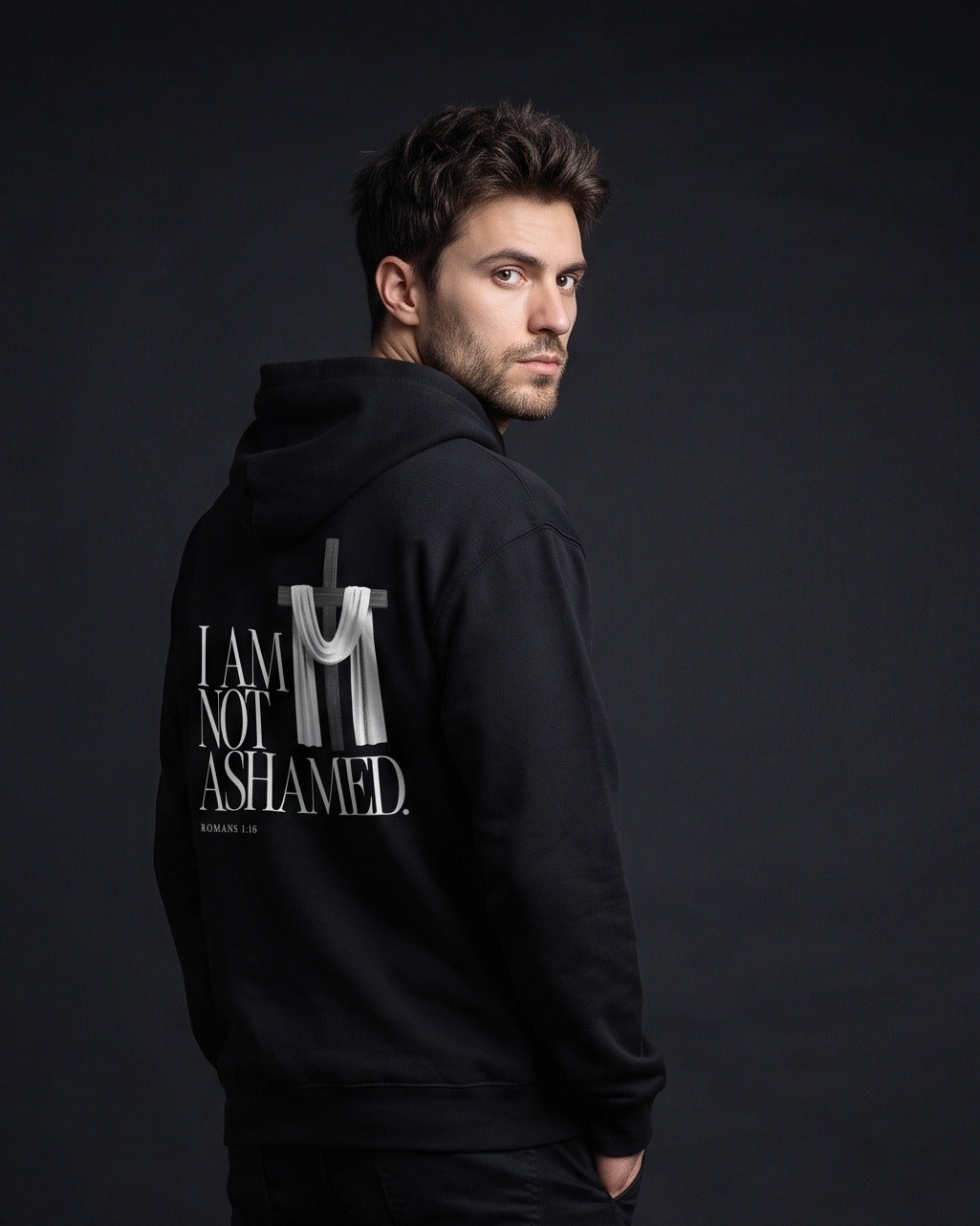 Mann trägt den WORN OPINIONS Hoodie I am not ashamed in Schwarz von hinten, Rückenprint I am not ashamed, Romans 1:16