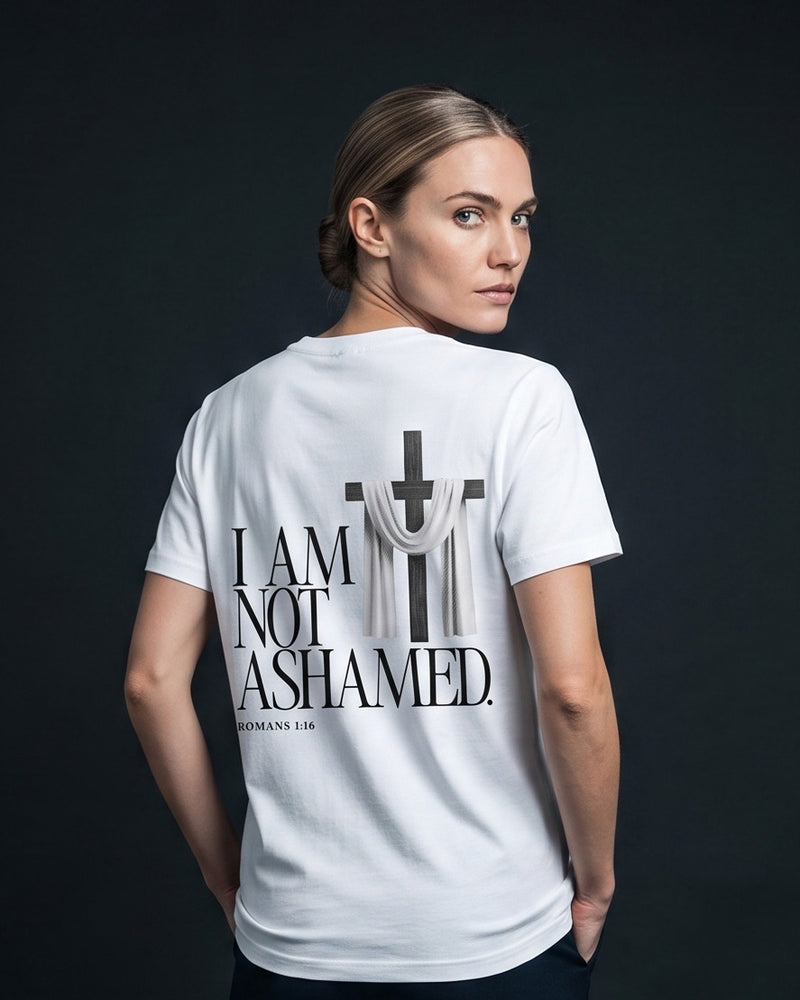 Frau trägt das WORN OPINIONS T-Shirt I am not ashamed in Weiß von hinten, Rückenprint I am not ashamed, Romans 1:16