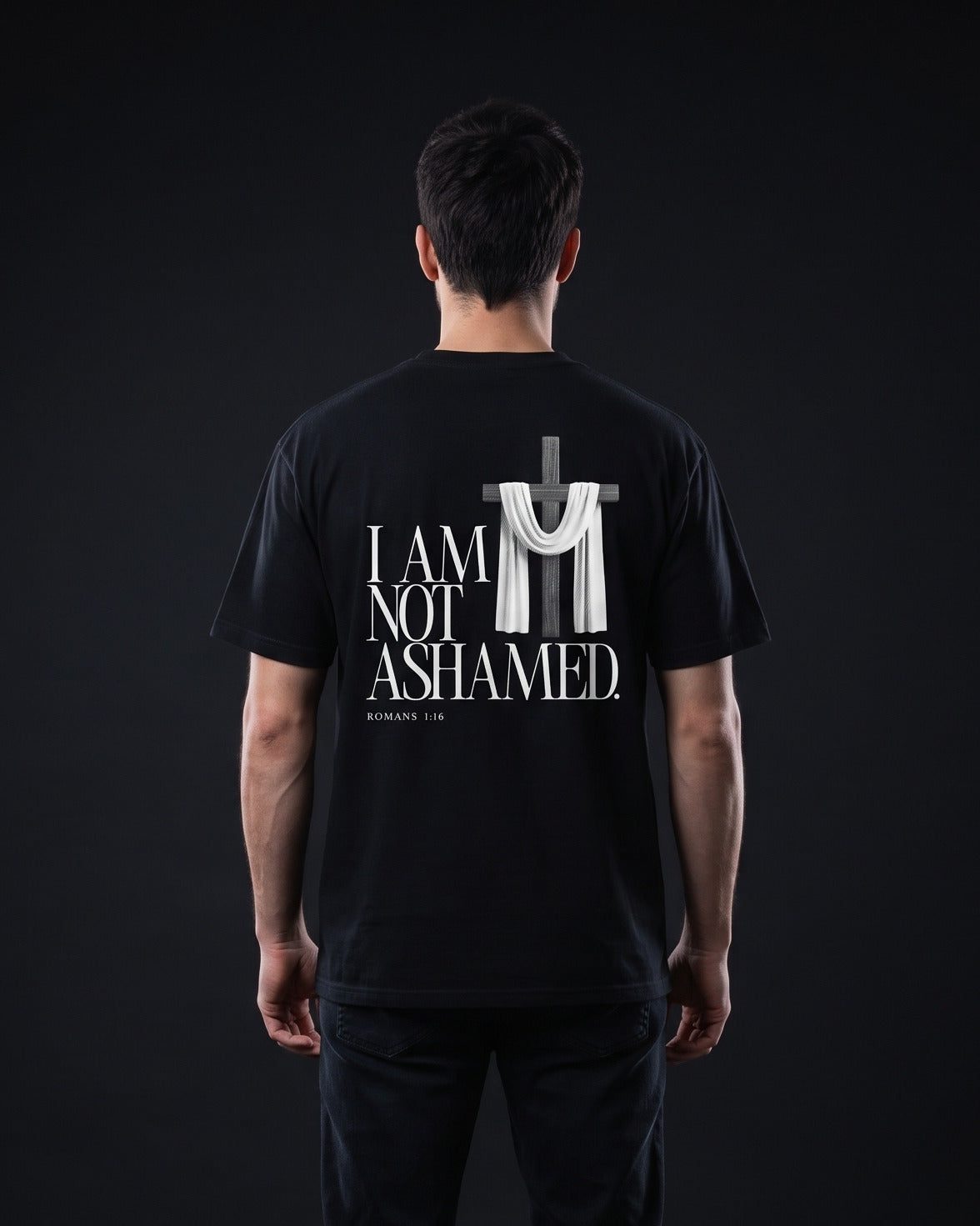 Mann trägt das WORN OPINIONS T-Shirt I am not ashamed in Schwarz von hinten, Rückenprint I am not ashamed, Romans 1:16
