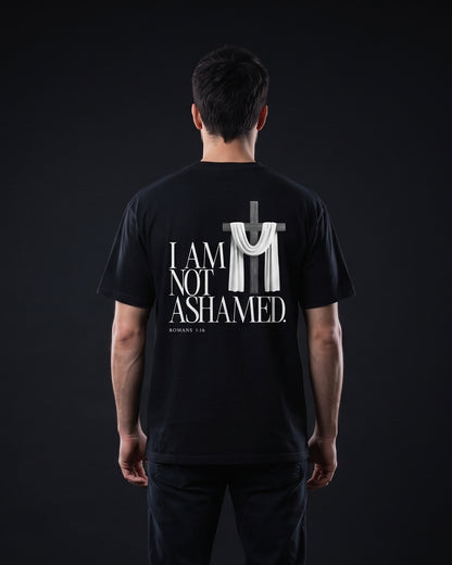 Mann trägt das WORN OPINIONS T-Shirt I am not ashamed in Schwarz von hinten, Rückenprint I am not ashamed, Romans 1:16