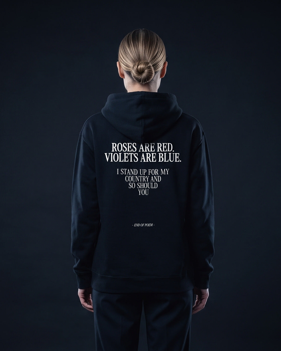 Frau trägt den WORN OPINIONS Hoodie I stand up for my country and so should you in Schwarz von hinten, Rückenprint Roses are red, violets are blue. I stand up for my country and so should you