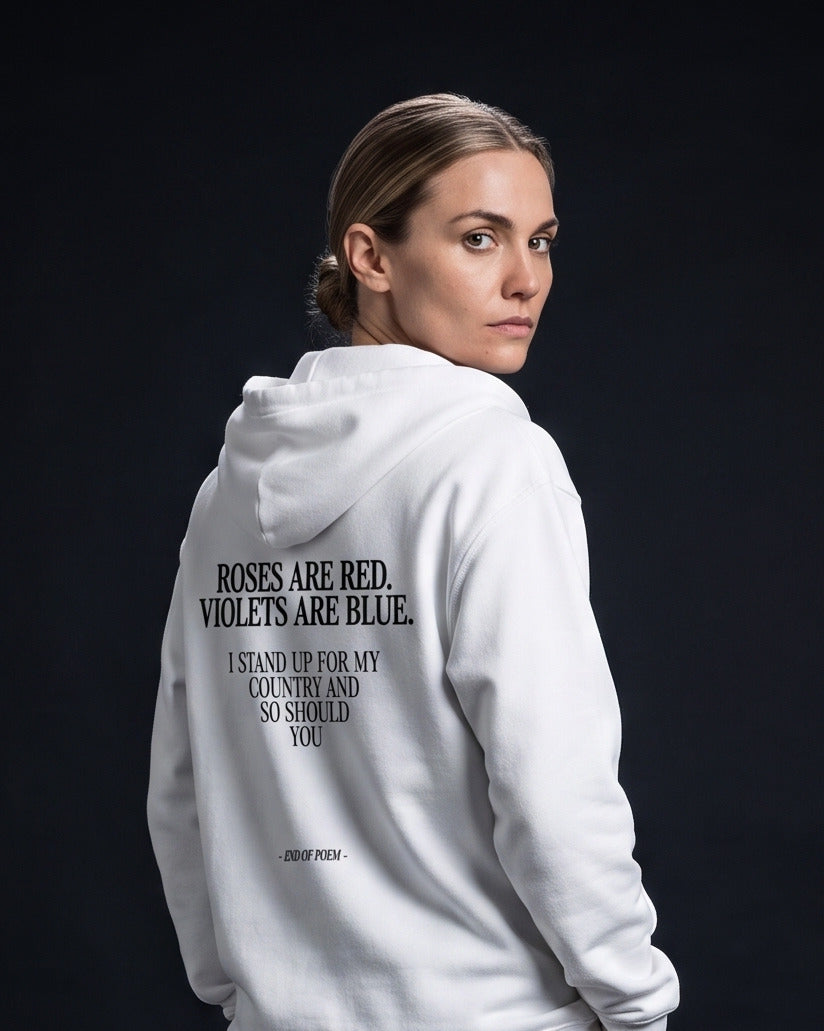Frau in weissem Zip-Hoodie mit grossem Rueckenprint: Gedicht 'Roses are red, violets are blue' und Statement 'I stand up for my country and so should you', darunter kursiv '- End of poem -'.