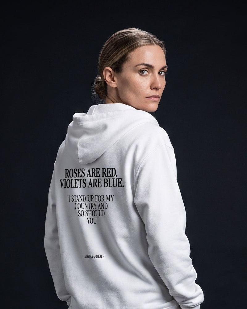 Frau in weissem Zip-Hoodie mit grossem Rueckenprint: Gedicht 'Roses are red, violets are blue' und Statement 'I stand up for my country and so should you', darunter kursiv '- End of poem -'.