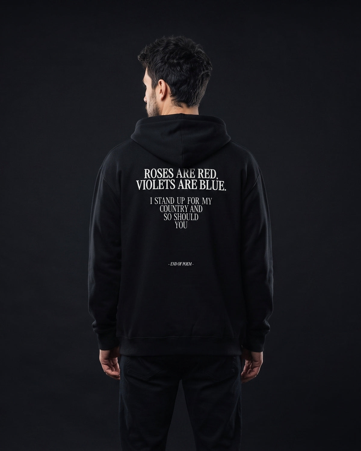 Mann in schwarzem Zip-Hoodie mit grossem Rueckenprint: Gedicht 'Roses are red, violets are blue' und Statement 'I stand up for my country and so should you', darunter kursiv '- End of poem -'.