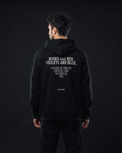 Mann in schwarzem Zip-Hoodie mit grossem Rueckenprint: Gedicht 'Roses are red, violets are blue' und Statement 'I stand up for my country and so should you', darunter kursiv '- End of poem -'.