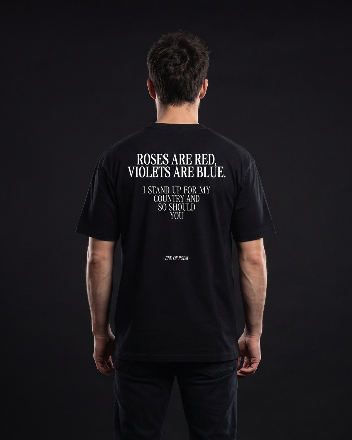 Mann traegt das WORN OPINIONS T-Shirt I stand up for my country and so should you in Schwarz von hinten, Rueckenprint Roses are red, violets are blue. I stand up for my country and so should you.