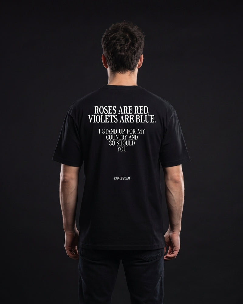 Mann traegt das WORN OPINIONS T-Shirt I stand up for my country and so should you in Schwarz von hinten, Rueckenprint Roses are red, violets are blue. I stand up for my country and so should you.