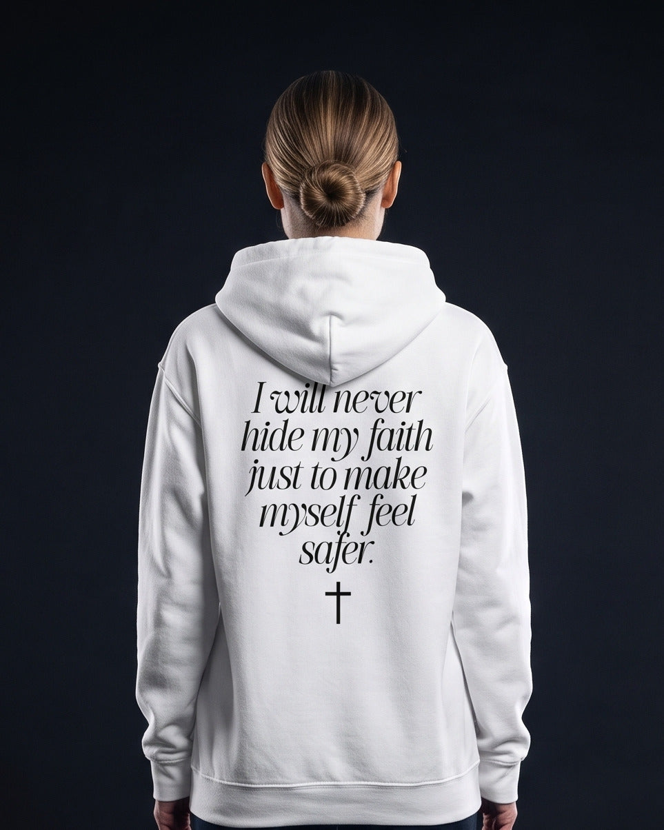 Frau trägt weißen Hoodie mit dem Rücken-Print "I will never hide my faith just to make myself feel safer." und einem Kreuz-Symbol darunter