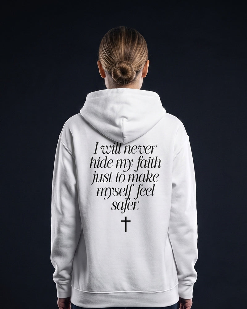 Frau trägt weißen Hoodie mit dem Rücken-Print "I will never hide my faith just to make myself feel safer." und einem Kreuz-Symbol darunter