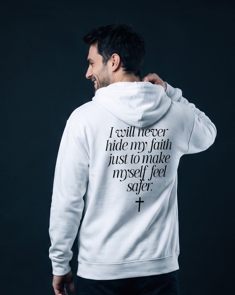 Mann in weisser Zip-Hoodie mit Rueckenprint 'I will never hide my faith just to make myself feel safer.' und einem Kreuz-Symbol darunter