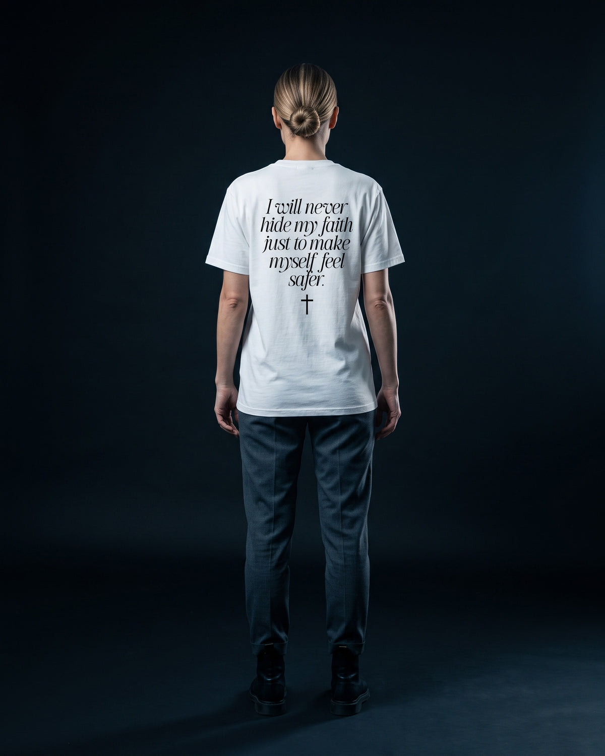 Frau trägt das WORN OPINIONS T-Shirt I will never hide my faith in Weiß von hinten