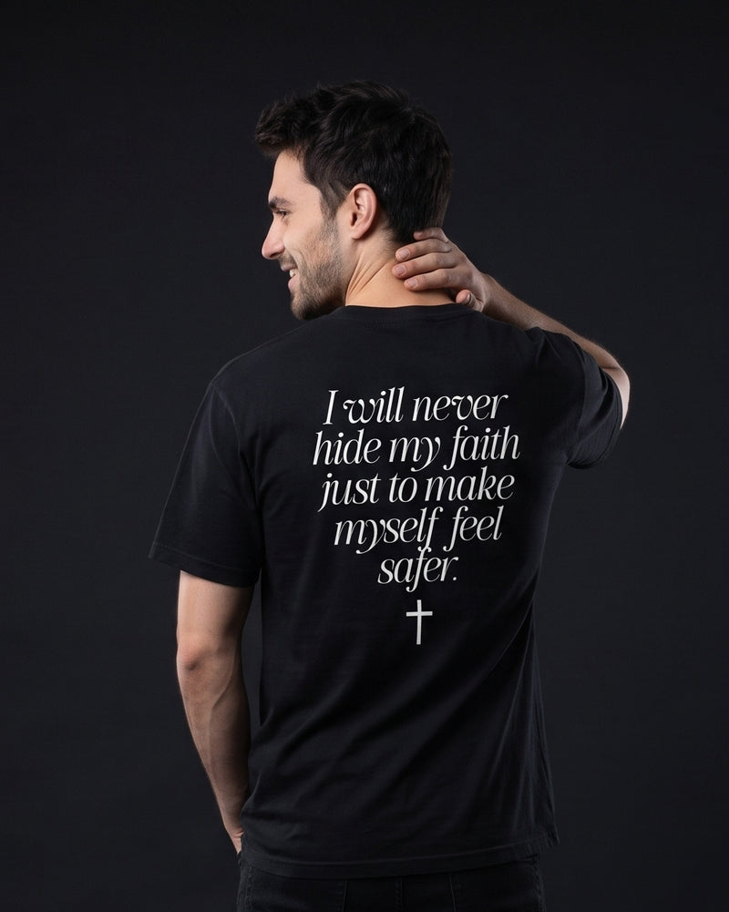 Mann trägt das WORN OPINIONS T-Shirt I will never hide my faith in Schwarz von hinten