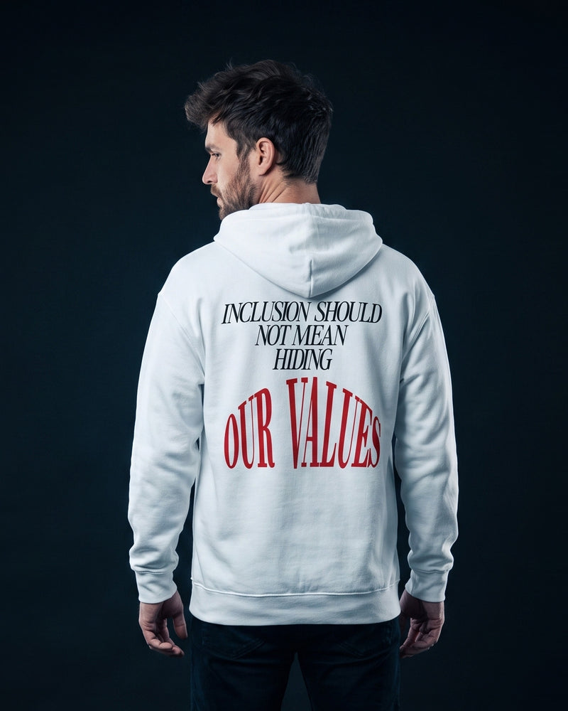 Mann traegt die WORN OPINIONS Kapuzenjacke Inclusion should not mean hiding our values in Weiss von hinten, Rueckenprint Inclusion should not mean hiding, unten rot OUR VALUES