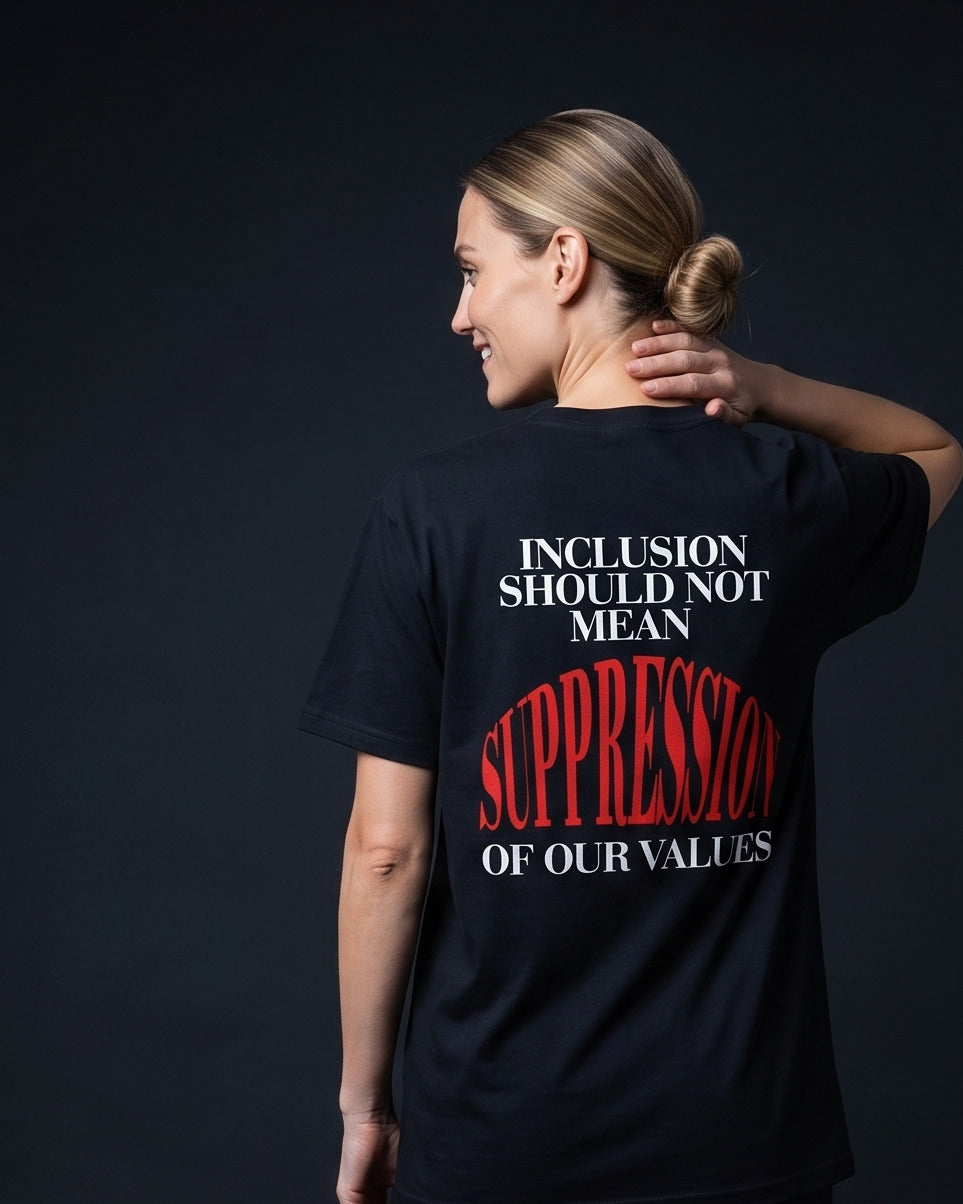 Frau traegt das WORN OPINIONS T-Shirt Inclusion should not mean suppression of our values in Schwarz von hinten, Rueckenprint Inclusion should not mean suppression of our values