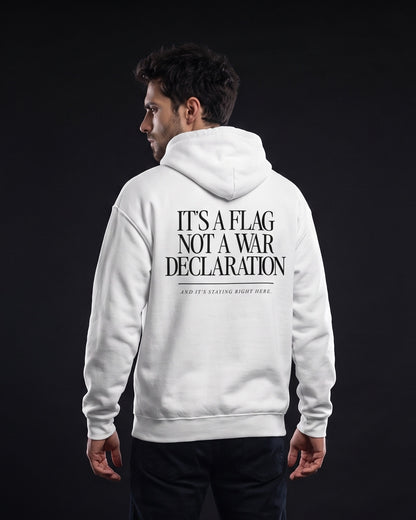 Mann trägt den WORN OPINIONS Hoodie It's a Flag in Weiß von hinten, Rückenprint It's a flag, not a war declaration, and it's staying right here.
