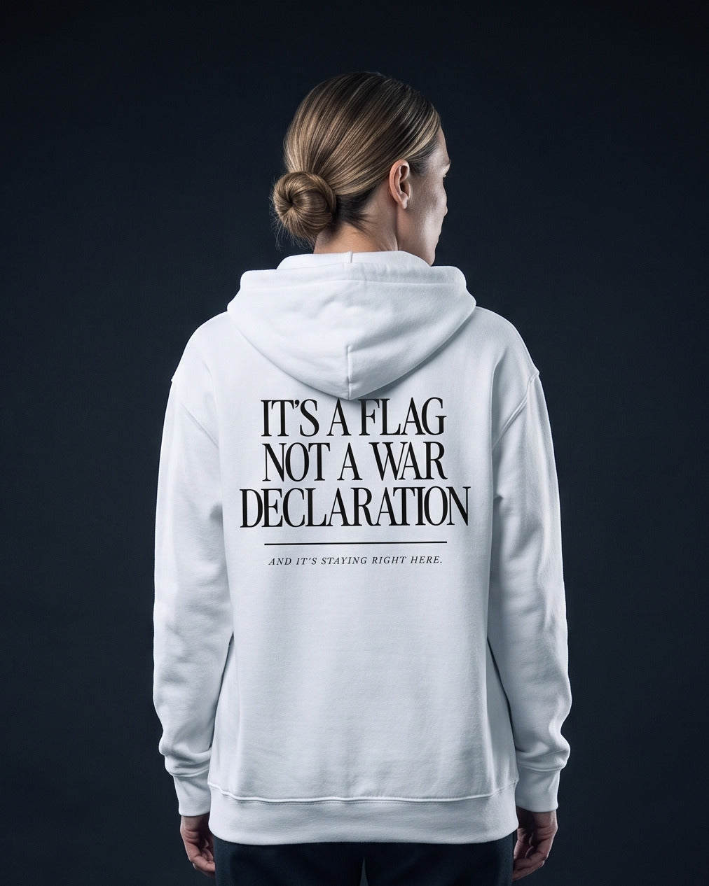 Frau trägt weißen Zip-Hoodie mit dem Rückenprint "It's a flag, not a war declaration – and it's staying right here."