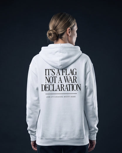 Frau trägt weißen Zip-Hoodie mit dem Rückenprint "It's a flag, not a war declaration – and it's staying right here."
