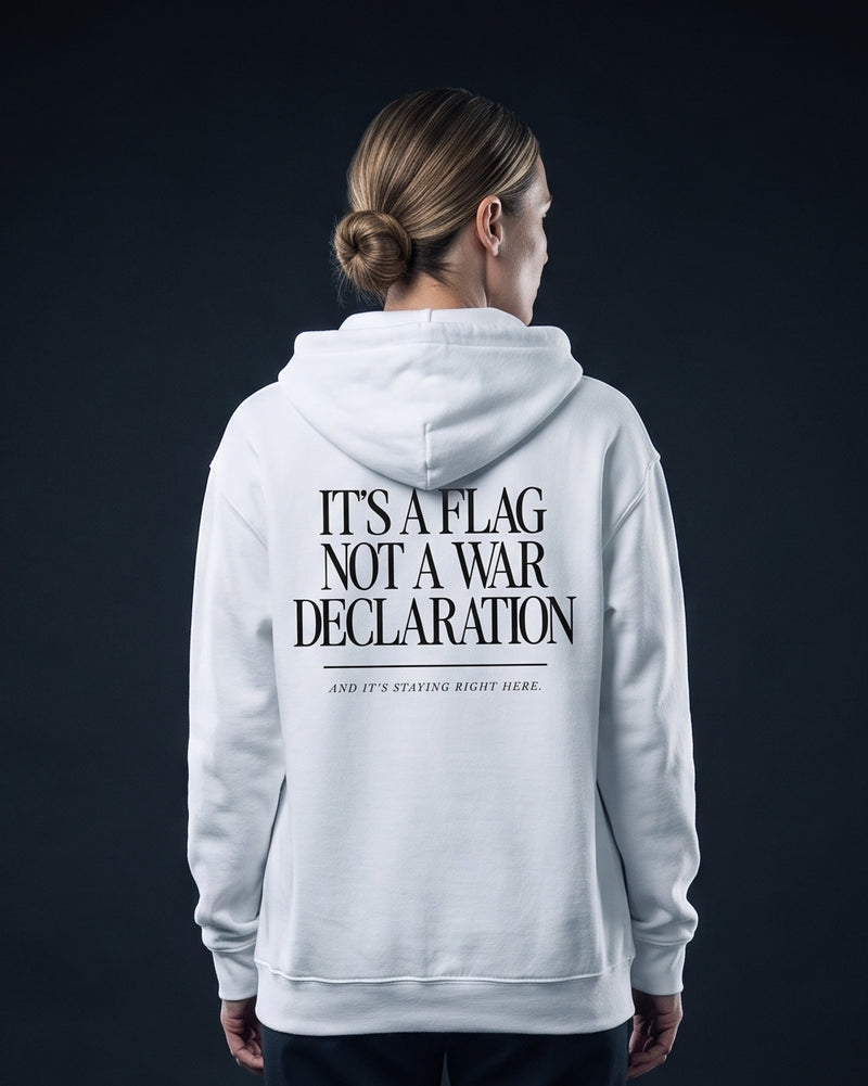 Frau trägt weißen Zip-Hoodie mit dem Rückenprint "It's a flag, not a war declaration – and it's staying right here."