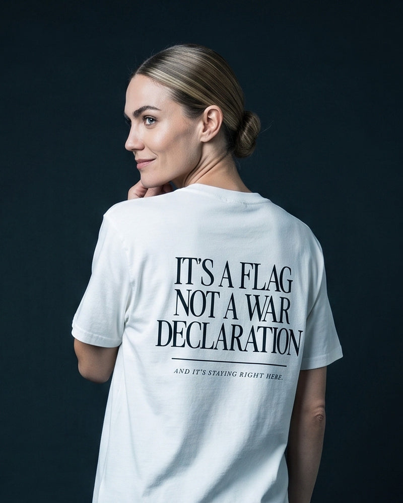 Frau trägt das WORN OPINIONS T-Shirt It's a flag in Weiß von hinten, Rückenprint It's a flag, not a war declaration