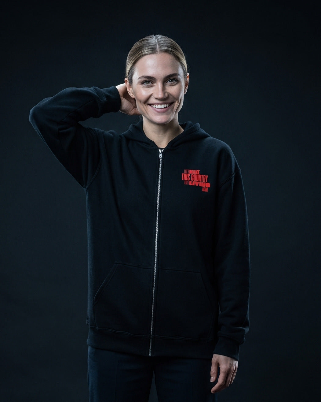 Frau trägt schwarzen Zip-Hoodie mit kleinem Brustprint "Let's make this country worth living again."