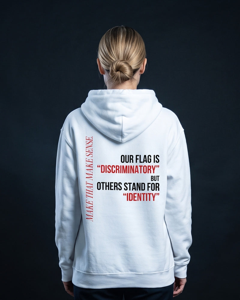 Frau traegt weissen Hoodie mit Rueckenprint: Make that make sense. Our flag is “Discriminatory” but others stand for “Identity”