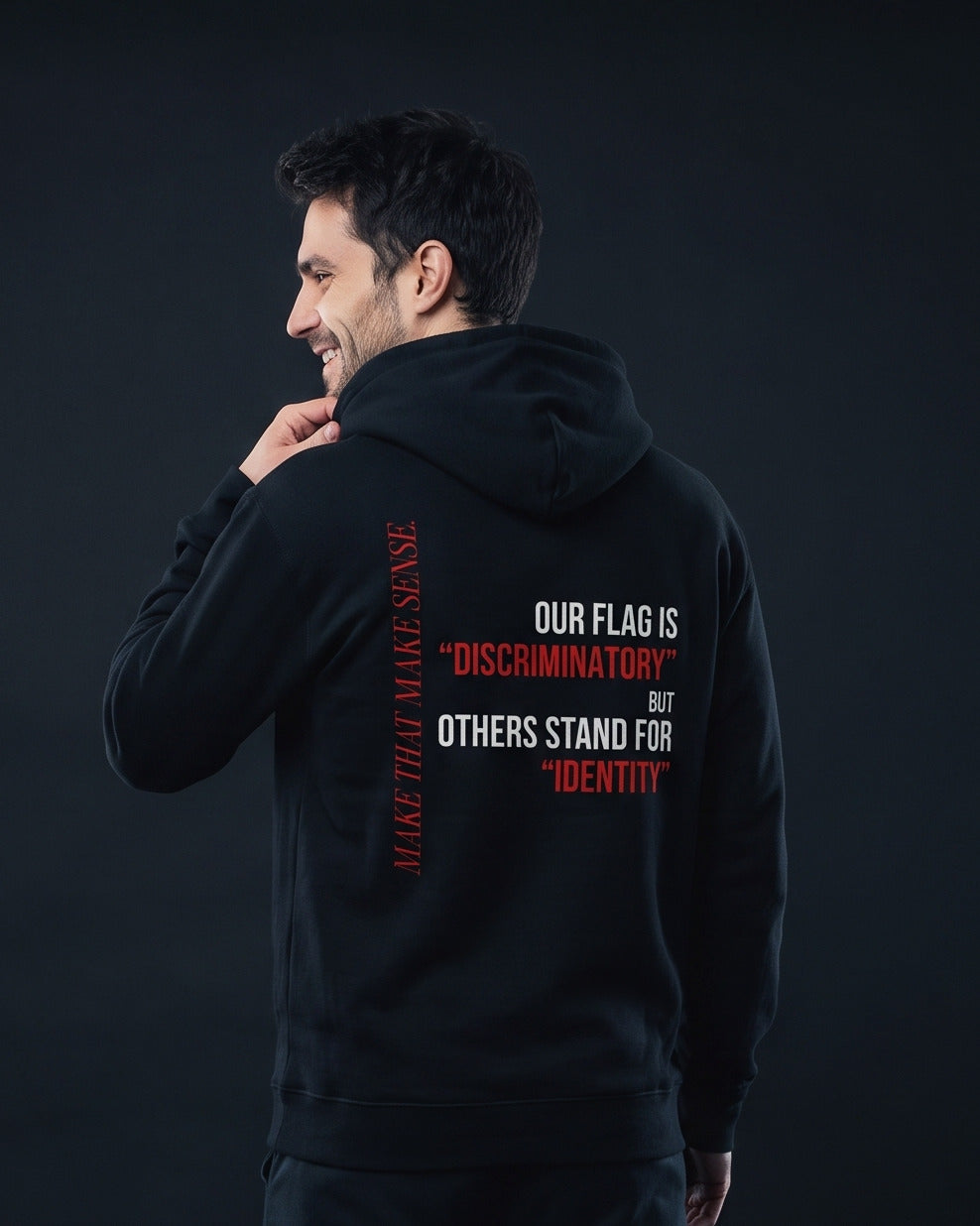 Mann traegt schwarzen Hoodie mit Rueckenprint: Make that make sense. Our flag is “Discriminatory” but others stand for “Identity”