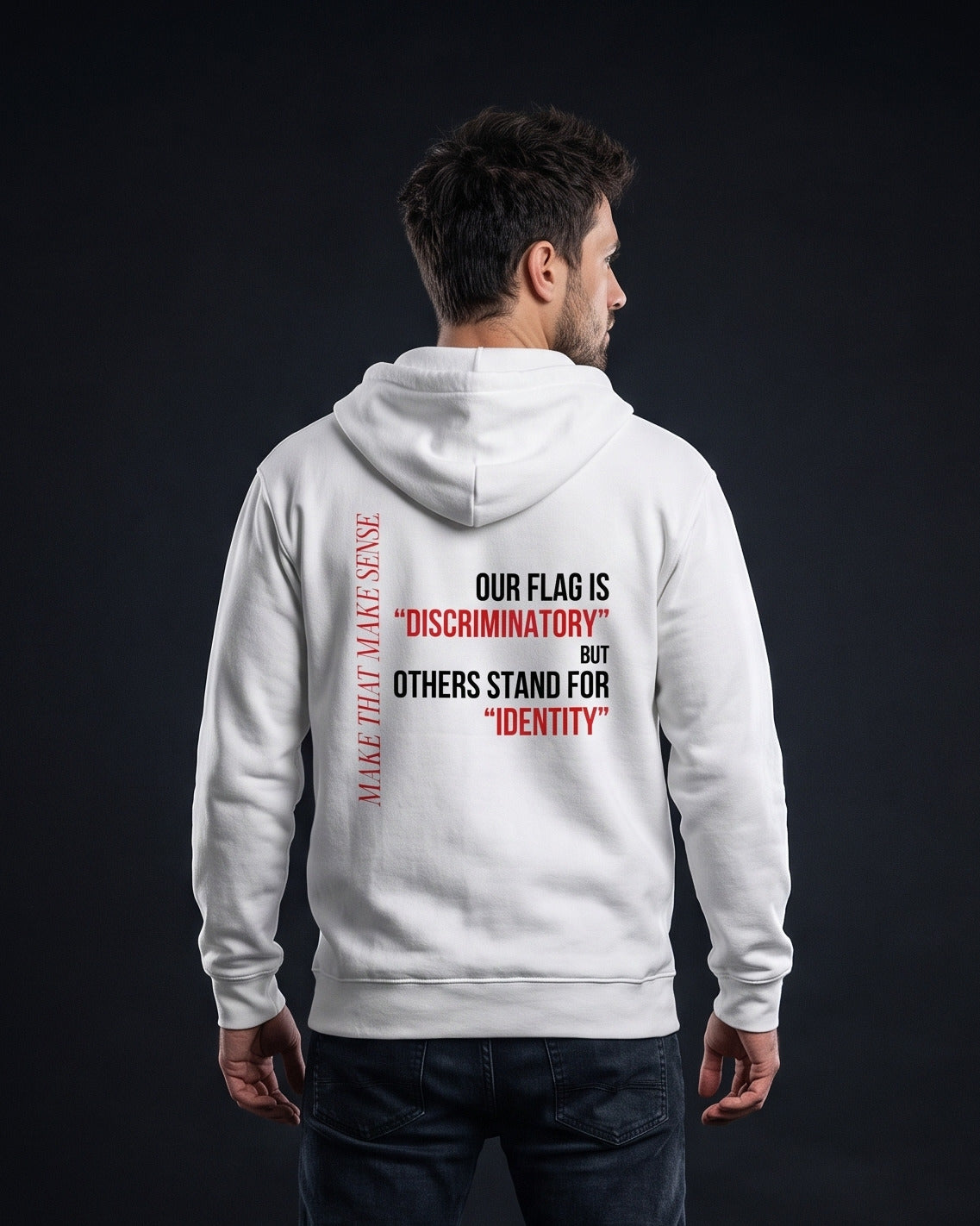 Mann in weissem Zip-Hoodie mit rotem Rueckenprint 'Make that make sense' und dem Statement, dass die eigene Flagge als diskriminierend, andere Symbole aber als Identitaet gelten