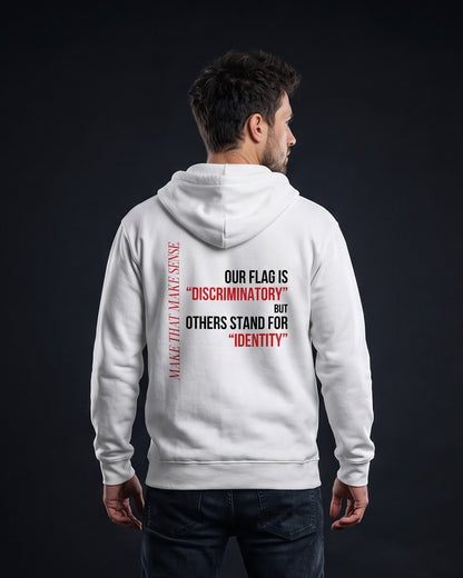 Mann in weissem Zip-Hoodie mit rotem Rueckenprint 'Make that make sense' und dem Statement, dass die eigene Flagge als diskriminierend, andere Symbole aber als Identitaet gelten