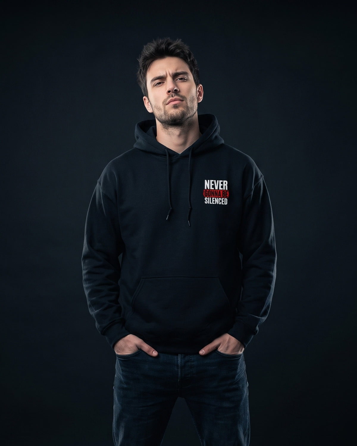 Schwarzer Hoodie mit kleinem Brustprint 'NEVER GONNA BE SILENCED', 'GONNA BE' auf rotem Balken ausgespart.