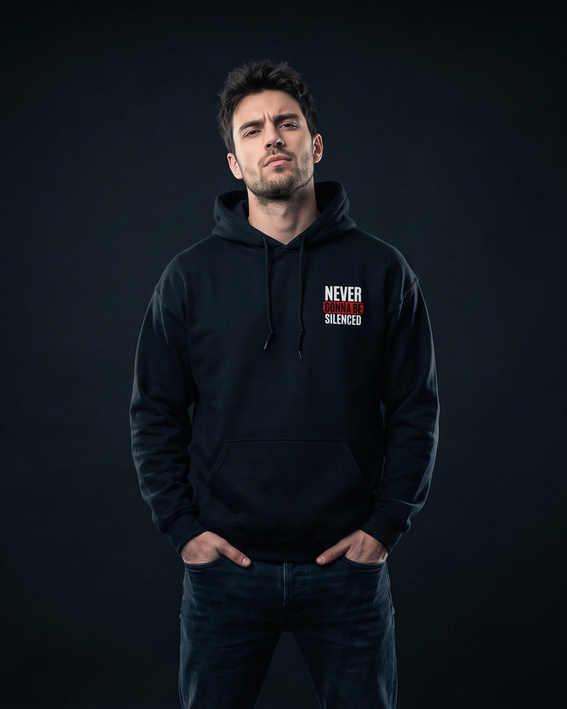 Schwarzer Hoodie mit kleinem Brustprint 'NEVER GONNA BE SILENCED', 'GONNA BE' auf rotem Balken ausgespart.