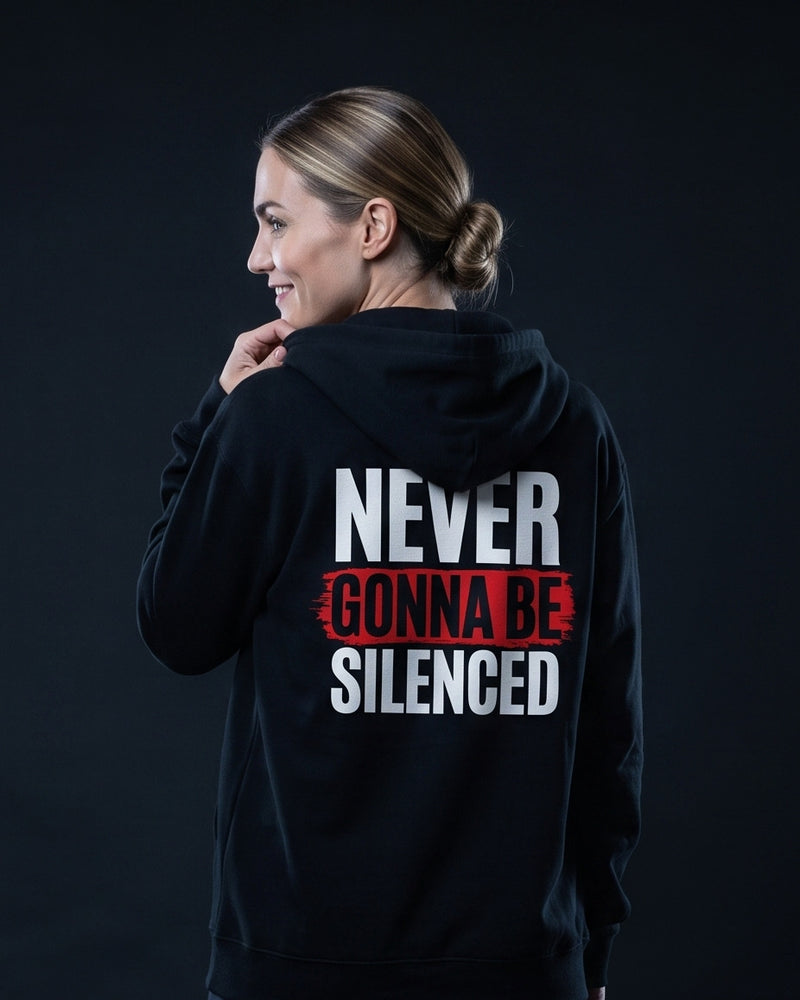 Schwarzer Zip-Hoodie mit grossem Rueckenprint 'NEVER GONNA BE SILENCED'