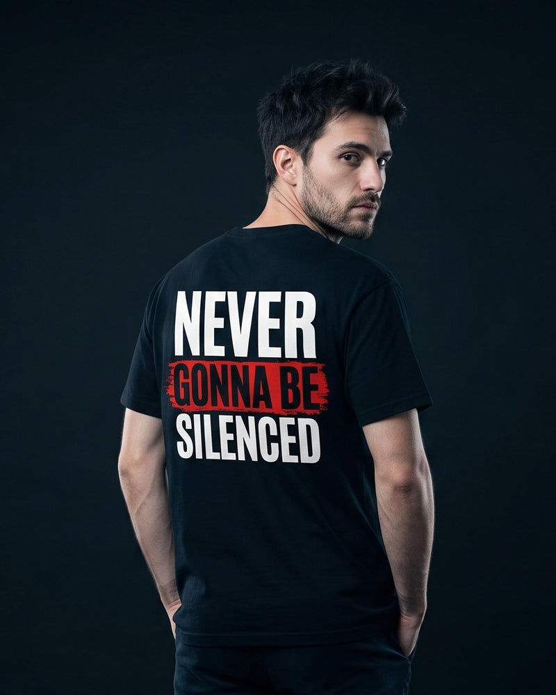 Mann trägt das WORN OPINIONS T-Shirt Never gonna be silenced in Schwarz von hinten, Rückenprint Never gonna be silenced