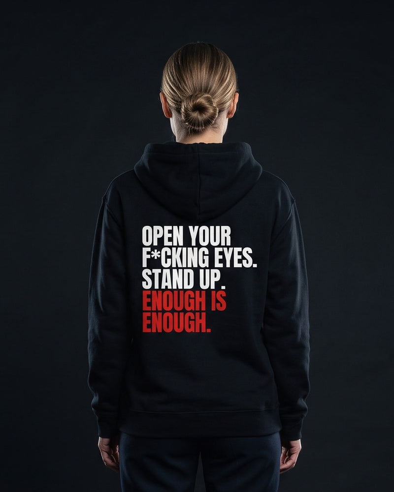 Frau traegt den WORN OPINIONS Hoodie Open your f*cking eyes in Schwarz von hinten, Rueckenprint Open your f*cking eyes. Stand up. Enough is enough.