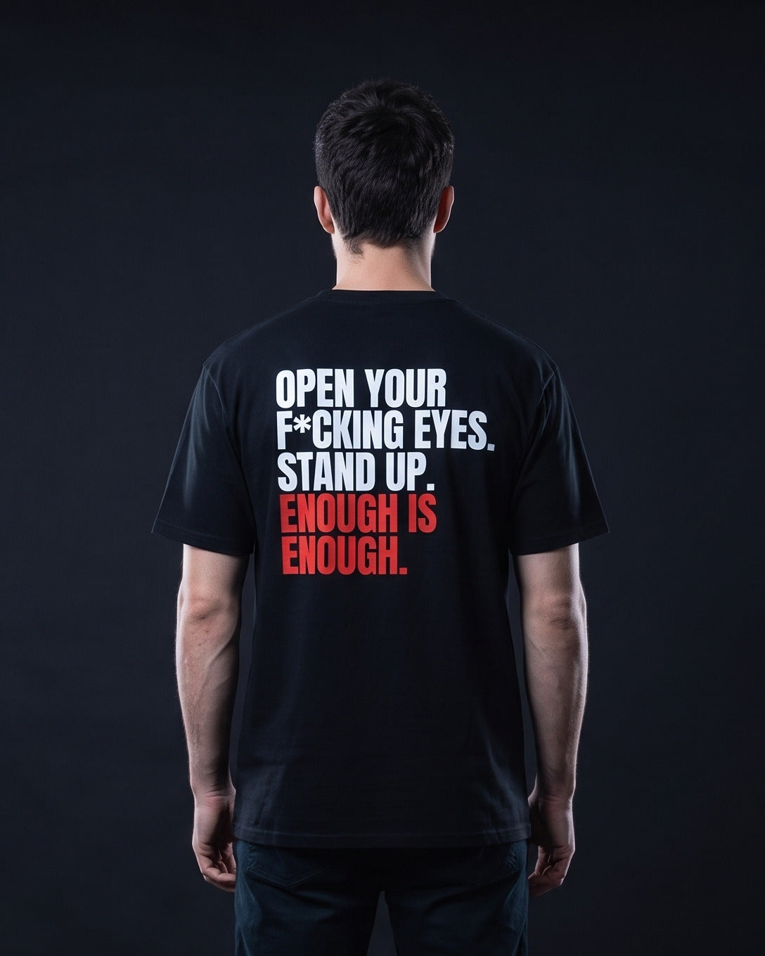 Mann trägt das WORN OPINIONS T-Shirt Open your f*cking eyes in Schwarz von hinten, Rückenprint Open your f*cking eyes. Stand up. Enough is enough.