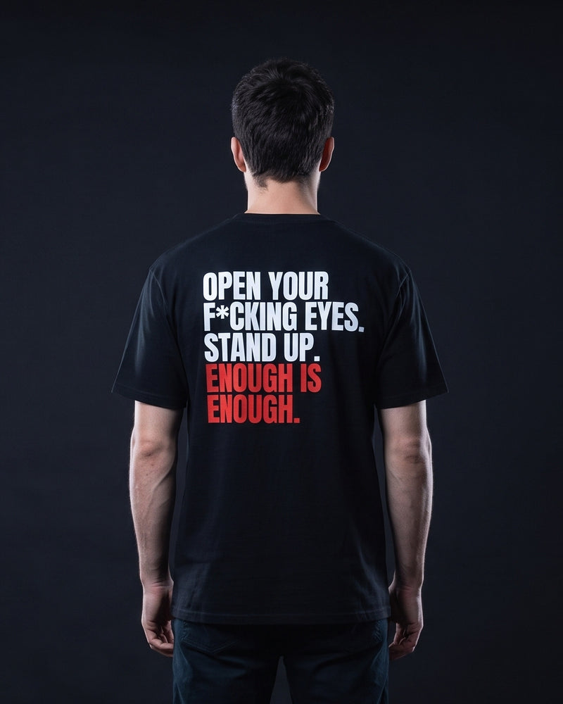 Mann trägt das WORN OPINIONS T-Shirt Open your f*cking eyes in Schwarz von hinten, Rückenprint Open your f*cking eyes. Stand up. Enough is enough.